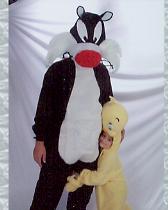 sylvester_tweety_hugging.jpg